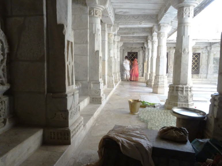 Dharna Sah, ein wohlhabender Gesch�ftsmann und Minister, lie� den Ranakpur-Tempel zwischen 1433 und 1496 bauen. Er wurde nach dem Herrscher Rana Kumbha benannt. In einem Traum war ihm die Gestalt des Tempels erschienen, und er errichtete ihn detailgetreu.