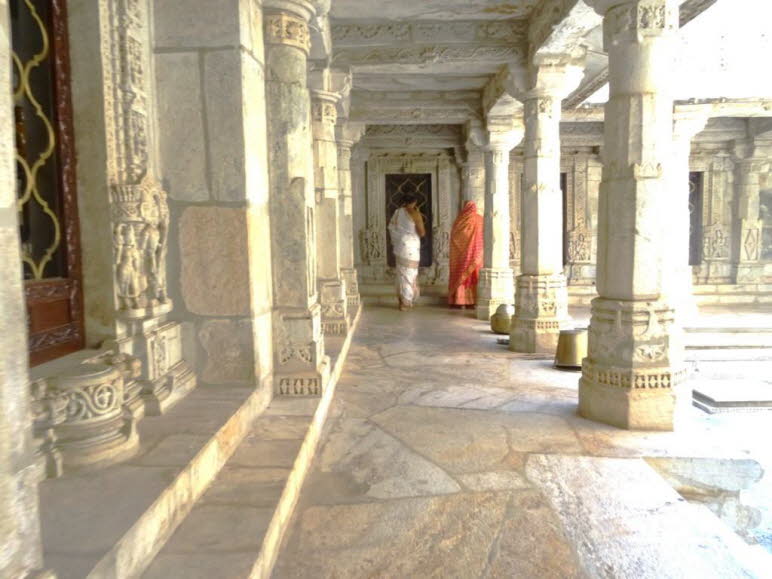 Der dreigeschossige Tempel aus Marmor zeichnet sich durch mehr als 1.444 einzigartige S�ulen aus. Die Mehrheit weist eine kunstvolle Verzierung auf, mit detailgenauen Darstellungen von Tieren, Menschen, Blumen, D�monen und Ornamenten. Eine gro�artige Leis