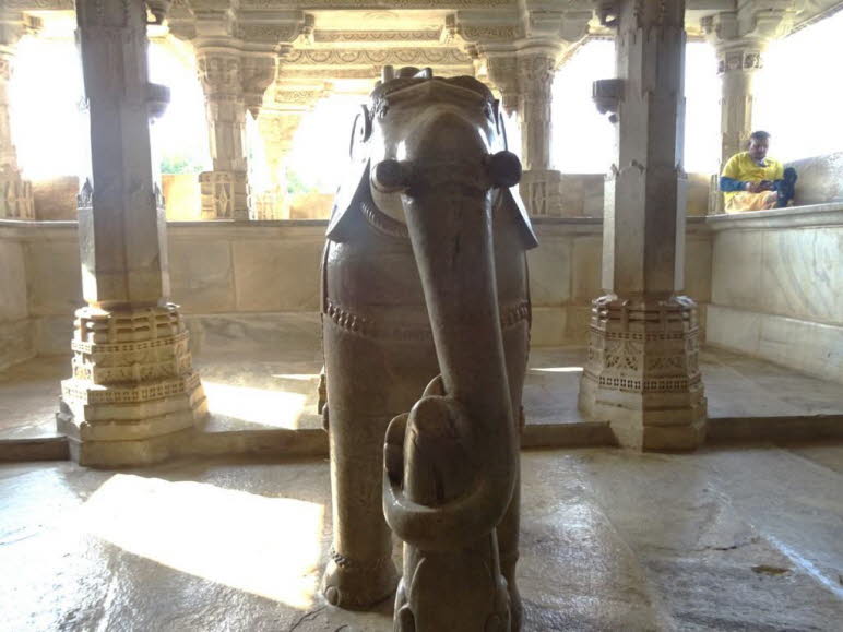 In einer der Hallen befindet sich ein riesiger Marmorelefant, der ebenfalls oft fotografiert wird und als Highlight gilt. Die Haupthalle wird von einer beeindruckenden Kuppeldecke geziert, die in verschwenderischer F�lle die sechzehn G�ttinnen der Weishei