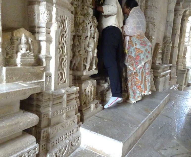 Im Tempel gibt es neben den bereits genannten S�ulen 29 Hallen, in denen sich einige beeindruckende Dinge unter 80 Kuppeln befinden. Wie die zwei gro�en Glocken in der Haupthalle, kurz hinter dem Eingang. Ihr Klang ist im ganzen Komplex zu vernehmen, und 