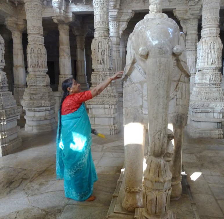 Dieser Tempel ist dem Adinatha, dem ersten Tirthankara, geweiht. Die S�ulen unterst�tzen: � 29 Hallen � einige Mandapas � vier Hauptachsen des Chaumukha Schreins Sie stehen somit f�r die S�ulen des spirituellen Weges: Gel�bde, Disziplin, Meditation und Er