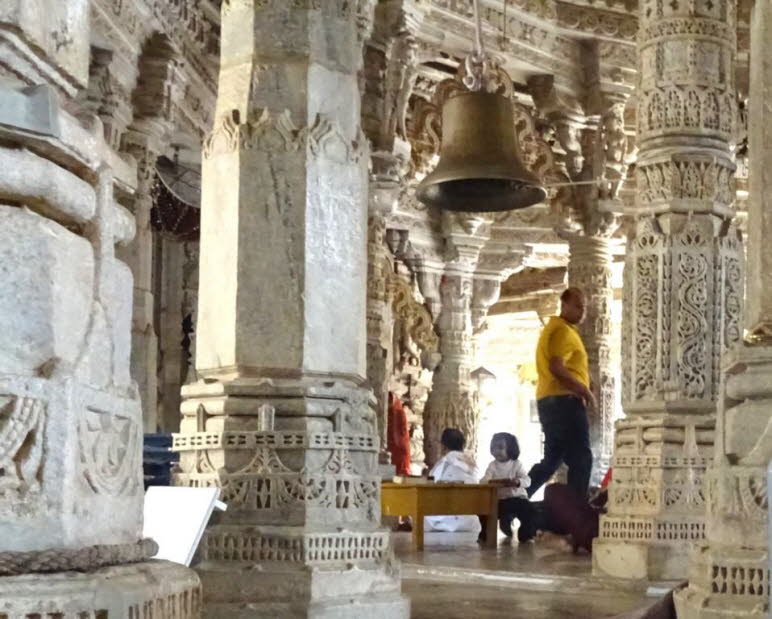 Vorab von Bedeutung: Die bekannte Zahl ist 1444, nicht 144. Nach den Angaben der meisten Quellen handelt es sich um den Chaumukha-Tempel in Ranakpur, dessen Haupttempel 1444 S�ulen aufweist. Die Zahl 144 wird in den Quellen nicht symbolisch erw�hnt; die A