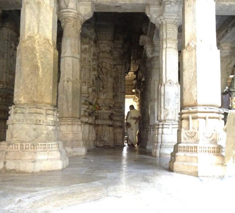 Der Tempel ist nach einem strengen geometrischen Plan (Vastu Sastra) gestaltet. Die 1444 S�ulen, von denen keine zwei gleich sind, stehen f�r: � die Vielfalt der Seelen (jiva) � die Unendlichkeit der Perspektiven (anekantavada) � die Ordnung des Kosmos, d