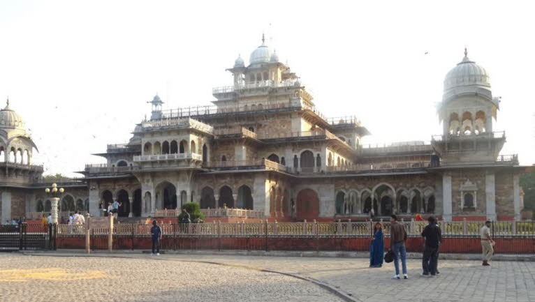 Das ist das Albert Hall Museum in Jaipur, Indien und ist ein bedeutendes Beispiel f�r indo-sarazenische Architektur. Zu den bemerkenswerten Ausstellungsst�cken geh�rt eine 2300 Jahre alte �gyptische Mumie namens Tutu, die vor 130 Jahren aus Kairo hierher 