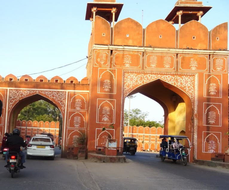 Das abgebildete Bauwerk ist das Jorawar Singh Gate in Jaipur, Indien, erbaut im Jahr 1748. Es ist ein markantes Beispiel f�r die Verschmelzung von Rajputen- und Mogul-Architektur. Das Tor verf�gt �ber kunstvoll geschnitzten roten Sandstein, gro�e B�gen un