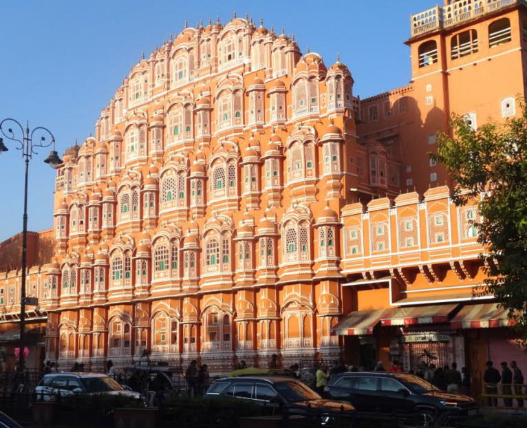 Das abgebildete Geb�ude ist der Hawa Mahal, auch bekannt als der "Palast der Winde", in Jaipur, Indien. Es ist ein architektonisch au�ergew�hnliches, f�nfst�ckiges Bauwerk aus lachsfarbenem Sandstein. Der Palast wurde 1799 von Maharadscha Sawai Pratap Sin