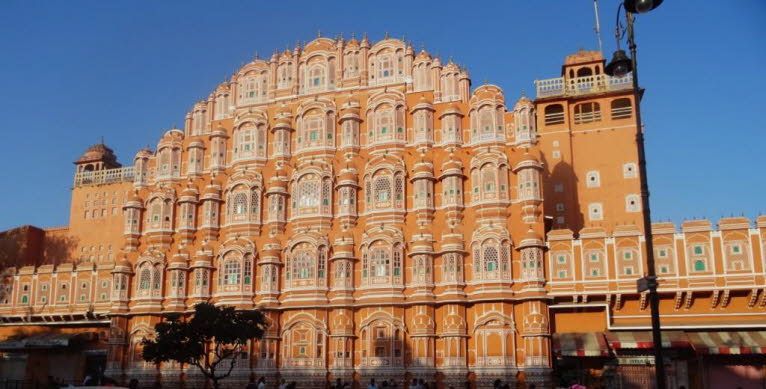 "Palast der Winde":  Architektur und Zweck: Der Hawa Mahal wurde 1799 von Maharaja Sawai Pratap Singh erbaut und vom Architekten Lal Chand entworfen. Das f�nfst�ckige Geb�ude ist im Rajput-Stil aus rotem und rosafarbenem Sandstein gefertigt. Es diente daz