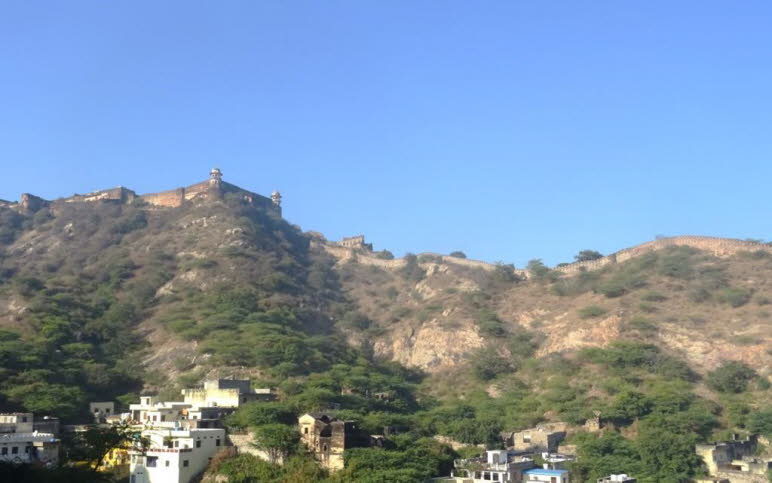 Dies ist das Jaigarh Fort, auch bekannt als das Siegesfort ("Victory Fort"), in der N�he von Amer in Jaipur, Rajasthan, Indien. Es befindet sich auf einem Vorgebirge namens Cheel ka Teela (H�gel der Adler) der Aravalli-Bergkette und �berblickt das tiefer 