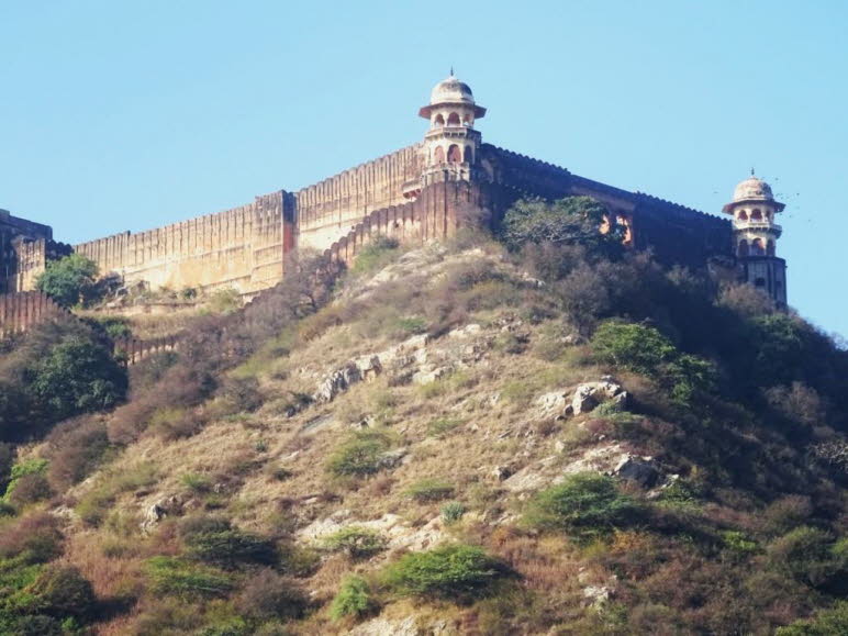 Dies ist die Jaigarh-Festung, die sich auf dem "Cheel ka Teela" (Adlerh�gel) im Aravalli-Gebirge in der N�he von Jaipur, Rajasthan, Indien, befindet. Die Festung wurde 1726 von Maharaja Sawai Jai Singh II. erbaut, um das darunter liegende Amber Fort und s