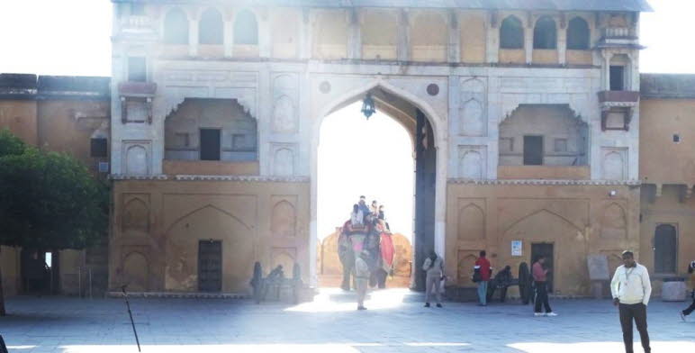Das Bild zeigt das Tor und den Innenhof des Amber Forts (auch Amer Fort genannt) in der N�he von Jaipur, Rajasthan, Indien. Standort: Das Amber Fort liegt etwa 11 Kilometer von Jaipur entfernt in der Stadt Amer in Rajasthan. Architektur: Die Festung ist e