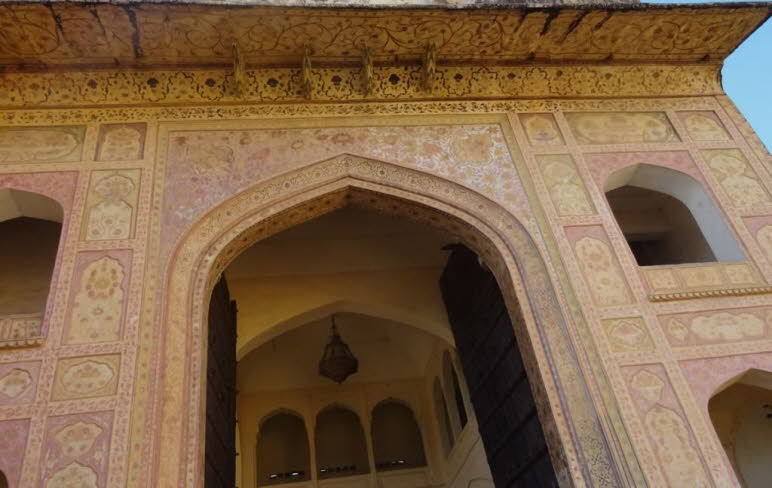 Das Bild zeigt die Ganesh Pol (Ganesh-Tor) im Amber Fort (auch Amer Fort genannt) in Jaipur, Indien. Dieses Tor ist bekannt f�r seine pr�chtigen Fresken, Mosaike und kunstvollen Details, die eine Mischung aus Rajputen- und Mogul-Architektur darstellen.