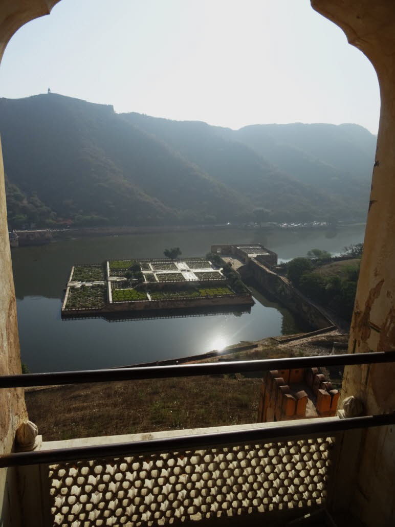 Kesar Kyari (Safrangarten) im Maota-See, gesehen vom Amber Fort in Rajasthan