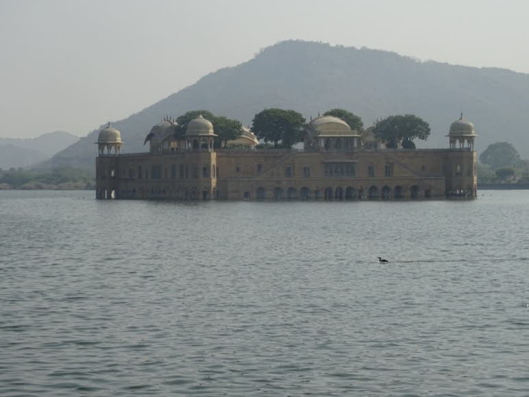 "Wasserpalast�  inmitten des Man Sagar Sees in Jaipur