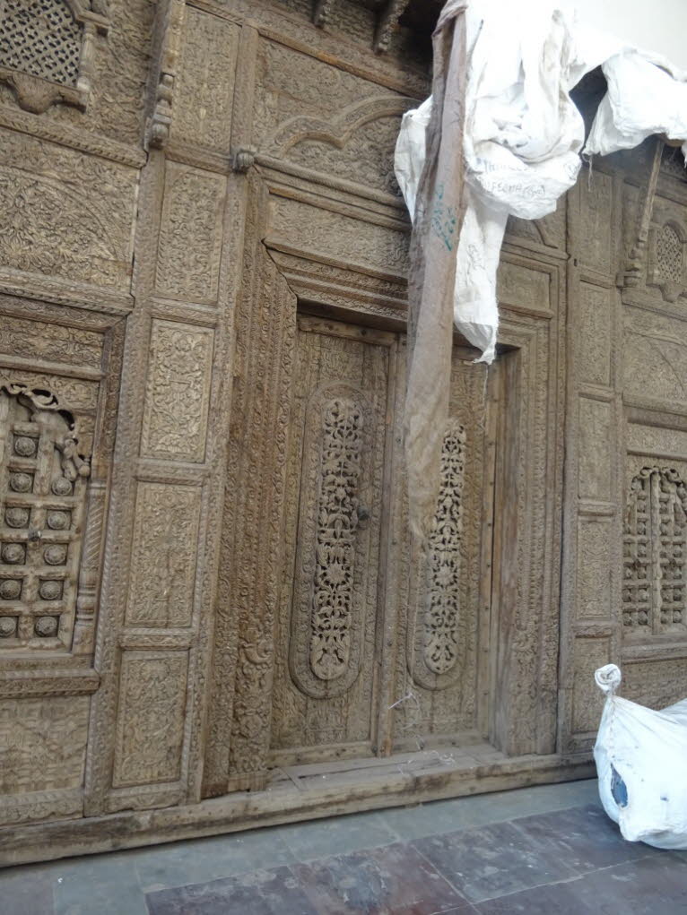 Die traditionellen Holzt�ren aus Rajasthan sind weit mehr als nur Eing�nge; sie sind tief in der indischen Kultur verwurzelt und ein Zeugnis jahrhundertealter Handwerkskunst. Kulturelle Bedeutung: Diese T�ren spiegeln den sozialen Status und den Reichtum 