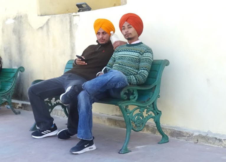 Die Farbe eines Turbans kann verschiedene Botschaften vermitteln: Rot (Kumsha): Oft ein Symbol f�r Hochzeiten, freudige Anl�sse und Wohlstand. Safran oder Gelb: Wird typischerweise bei religi�sen Festen oder im Fr�hling getragen, wenn die Felder bl�hen. E