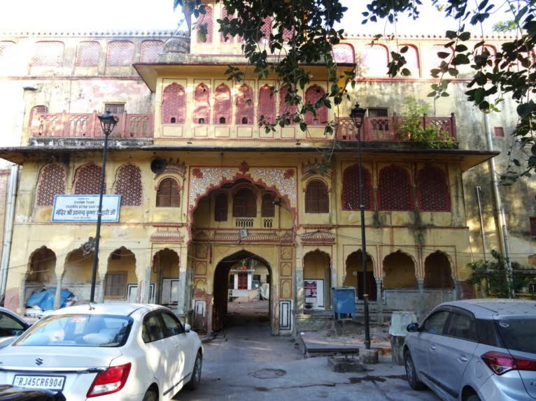 Das ist der Eingang zum Anand Krishna Bihari Ji Tempel in Jaipur, Indien. Der Tempel ist ein gesch�tzter Ort f�r Anh�nger von Lord Krishna und ein wesentlicher Bestandteil des Kulturerbes der Stadt. Architektonisch ist der Tempel ein gutes Beispiel f�r tr