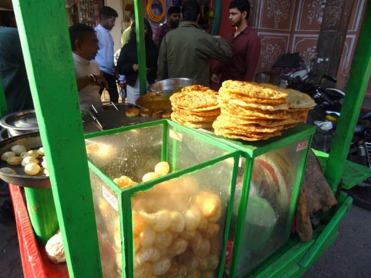 Das Bild zeigt einen Stra�enverk�ufer, der Panipuri, einen beliebten indischen Snack, verkauft. Panipuri (auch bekannt als Golgappa, Puchka oder Gup Shup) ist ein beliebter Snack vom indischen Subkontinent. Er besteht aus hohlen, frittierten, runden Teigb