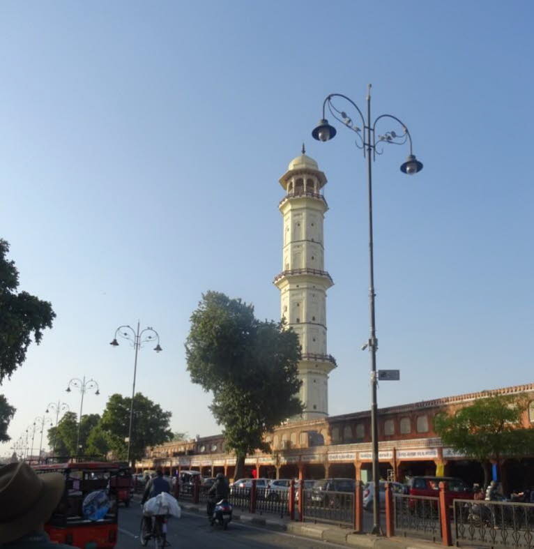 Das Bild zeigt den Isarlat Sargasooli, einen historischen Turm in Jaipur. Der Turm ist auch als Sargasuli oder �Himmelsturm� bekannt. Er wurde 1749 von Maharaja Sawai Ishwari Singh als Siegesdenkmal erbaut. Das Bauwerk ist ein siebenst�ckiges, achteckiges