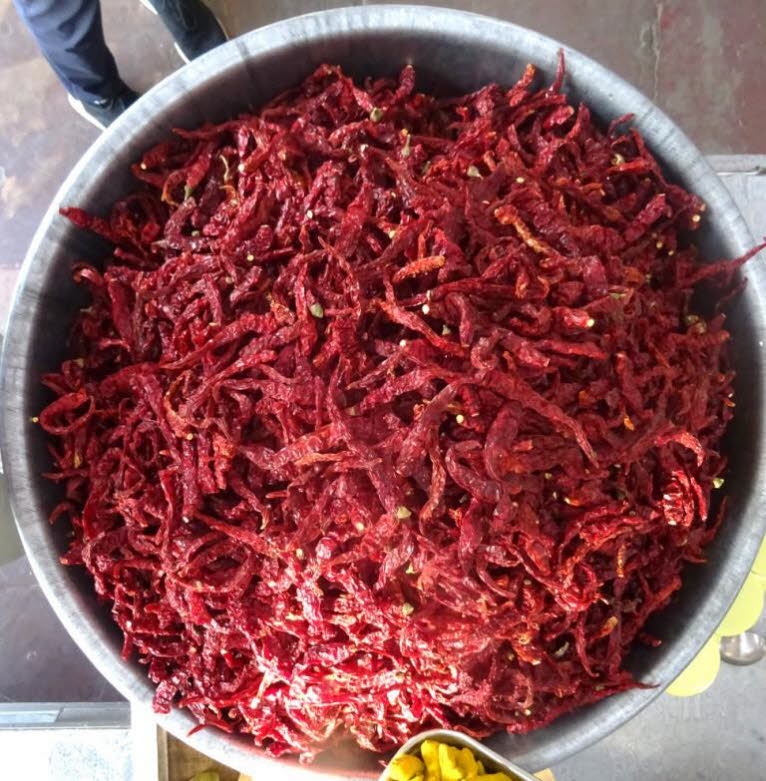 Bei dem Artikel auf dem Bild handelt es sich um getrocknete Byadagi-Chilis. Sie sind eine beliebte Chilisorte, die haupts�chlich im indischen Bundesstaat Karnataka angebaut wird. Sie sind bekannt f�r ihre tiefrote Farbe und ihr besonderes Aroma. Die Schot
