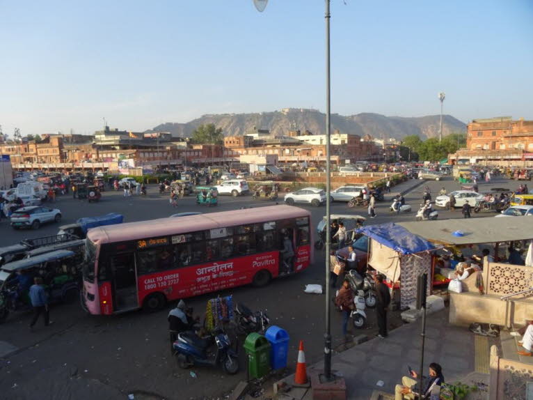 Das Bild zeigt eine belebte Stra�enszene in Jaipur, der Hauptstadt des indischen Bundesstaates Rajasthan. Die Stadt ist weithin als die �Pink City� bekannt, da die Geb�ude in der Altstadt in einem charakteristischen Terrakotta- oder Rosaton gestrichen sin