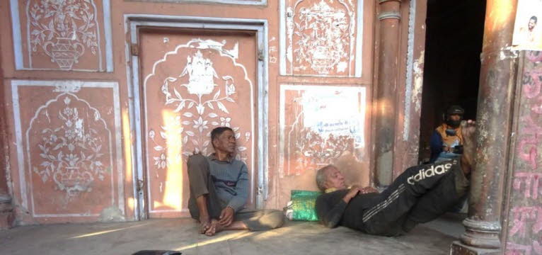 Dieses Bild zeigt Menschen, die sich vor einem Geb�ude in Jaipur, Indien, entspannen. 
