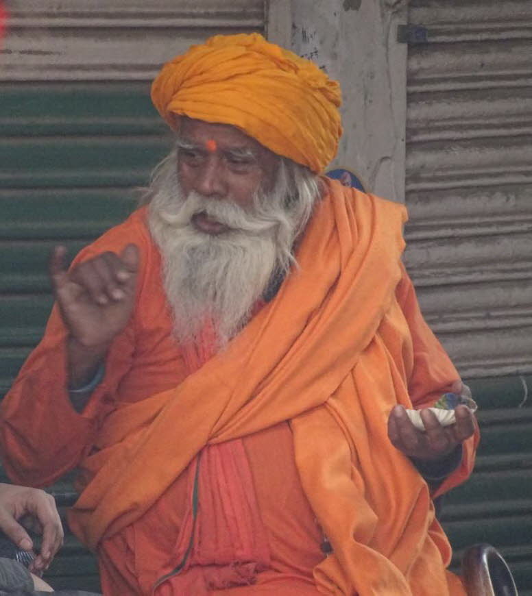 Bei der abgebildeten Person handelt es sich h�chstwahrscheinlich um einen Sadhu oder Baba, eine heilige Person im Hinduismus. Definition: Ein Sadhu ist ein wandernder M�nch oder Asket, der materiellen Bindungen entsagt hat, um Moksha (Befreiung aus dem Kr