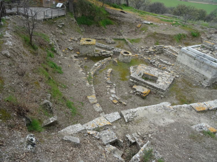 Das Bild zeigt die arch�ologischen Ausgrabungen der antiken Stadt Troja (t�rkisch: Truva) in der N�he des Dorfes Hisarlik in der Provinz �anakkale im Nordwesten der T�rkei. Details zur Fundst�tte. Historische Bedeutung: Troja ist weltber�hmt durch Homers 