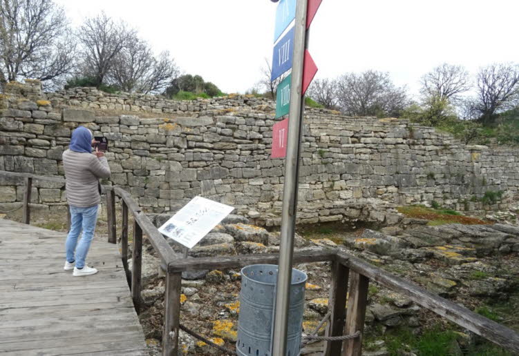 Das Bild zeigt die arch�ologische St�tte der antiken Stadt Troja im Nordwesten der heutigen T�rkei. Es handelt sich um einen H�gel mit Ruinen, der aus den �berresten mehrerer bronzezeitlicher Siedlungen besteht.Die Fundstelle ist ber�hmt als Schauplatz de