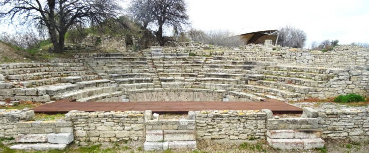 Die Ruinen des Odeons in der antiken Stadt Troja sind auf dem Bild zu sehen. Das Odeon diente als Ort f�r Musikdarbietungen, Bildung sowie Literatur- und Poesieabende.Die St�tte liegt in der N�he des Dorfes Hisarlik in der Provinz �anakkale in der T�rkei.