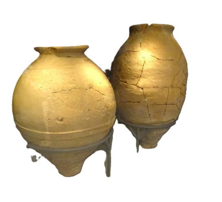 Bei den abgebildeten Objekten handelt es sich um antike Tongef��e, wahrscheinlich Kr�ge oder Amphoren aus arch�ologischen Ausgrabungen. Material: Ton oder Terrakotta.