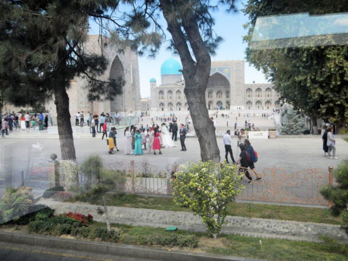 Der Registan-Platz in Samarkand ist eines der herausragenden Beispiele stdtebaulicher Kunst in Zentralasien. Der Name des Platzes  Registan bedeutet Sandplatz. Eine wahre Version, die den Namen dieses Platzes in Samarkand, dem Zentrum einer fruchtba