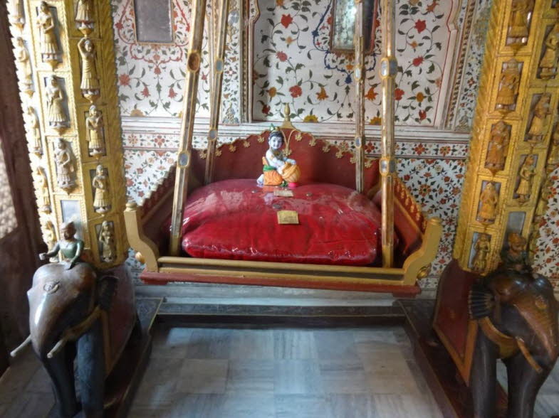 Das Bild zeigt die aufwendig dekorierte Inneneinrichtung eines Palastes innerhalb des Junagarh Forts