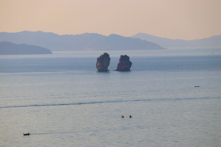 Das Bild zeigt eine K�stenlandschaft, die typisch f�r die Region um Phuket in Thailand ist