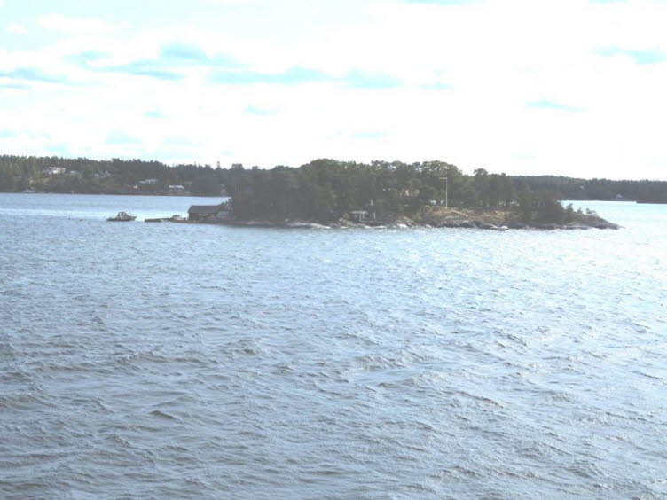 Das Bild zeigt eine der idyllischen Inseln im Stockholmer Sch�rengarten