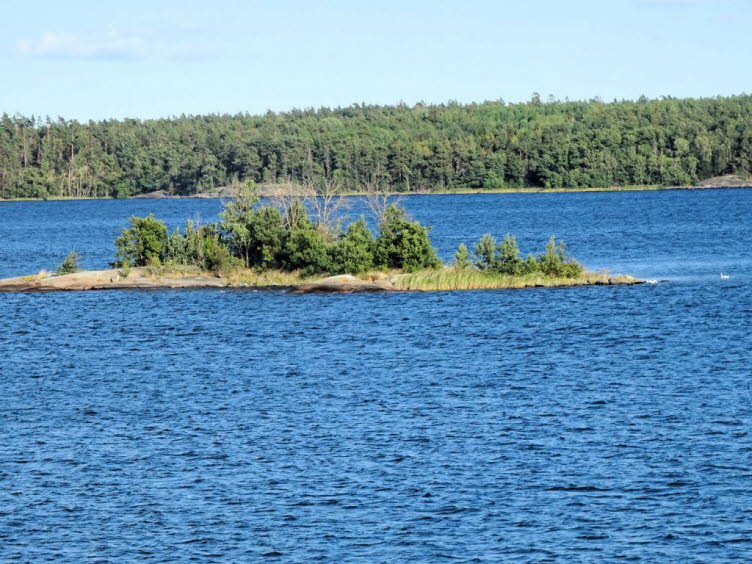 Das Bild zeigt eine der typischen kleinen Inseln (Sch�ren oder Eilande) in den nordischen Gew�ssern vor der schwedischen K�ste