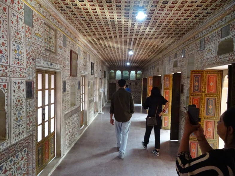 Das Bild zeigt einen Innenkorridor im Junagarh Fort