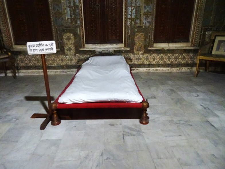 Das Bild zeigt einen Innenraum im Junagarh Fort in Bikaner, Indien, der als Schlafzimmer oder Ruheraum eines Maharadschas diente