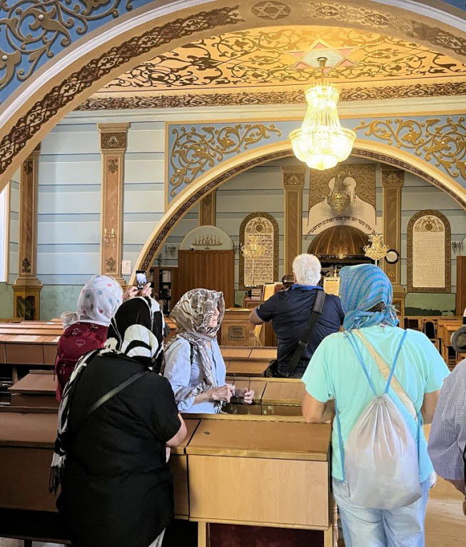 Das Innere der Synagoge von Tiflis: Von 1913 bis 1915 wurde in Tiflis, der Hauptstadt Georgiens, die Groe Synagoge fr georgische Juden gebaut. Das Kulturdenkmal ist in der Leselidze-Strae 4547 untergebracht und ist geschtzt. Die damit verbundene jdi<