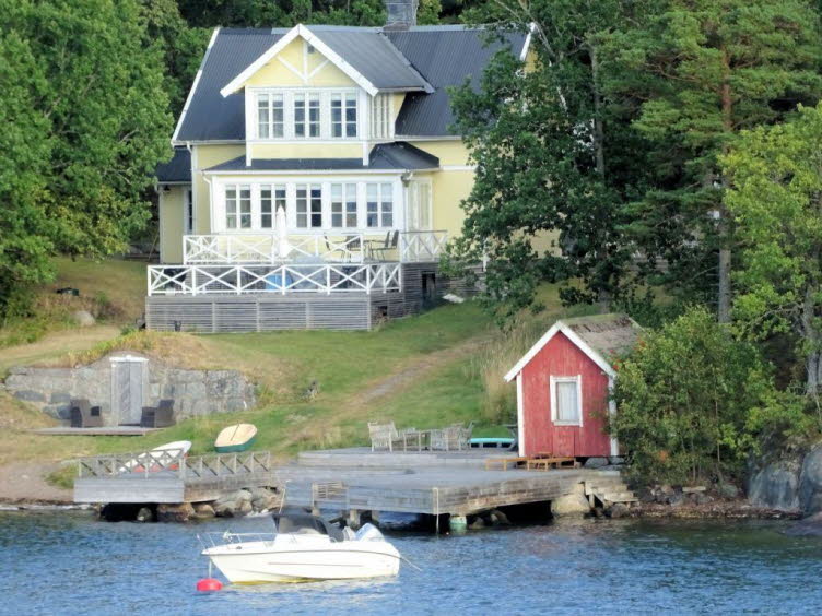 Das malerische Anwesen, bekannt als Villa Karina, befindet sich in Arvika, Schweden, und verk�rpert die klassische schwedische Architektur am Wasser