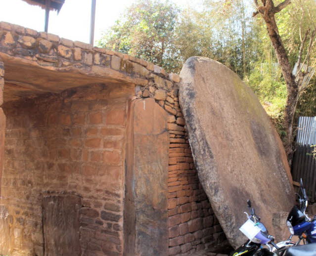 Der Palast von Ambohimanga:  Das Knigreich von Knig Andriantsimitoviaminandriana (1740-50) war von einem ausgedehnten Urwald und einer breiten Vegetation umgeben, weswegen es Ambohimanga oder der Blaue Hgel genannt wurde. Bei den Madagassen wird Blau