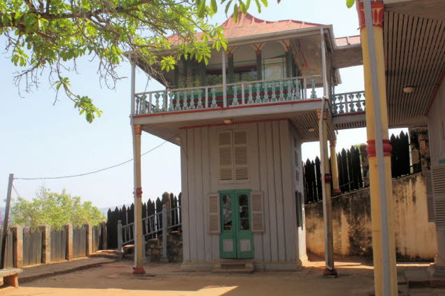 Ambohimanga ist ungefhr 20 km von der Stadt Antananarivo entfernt. Andrianjaka und seine Nachkommen, Andriantsitakatrandriana bzw. Andriamasinavalona, waren die Knige. Seit dem 16. Dezember 2001, whrend der 25. Sitzung des UNESCO-Welterbekomitees der Ut