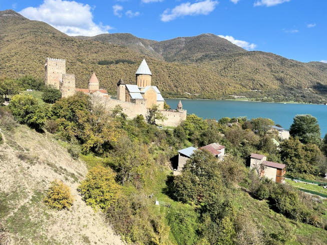 Die Wehrkirche Ananuri an der Georgischen Herrstrae. Narikala (georgisch: ???????a) ist ein altes Fort, das den Fluss Mtkwari (Kura) und die Hauptstadt Tiflis, Georgien, berblickt. Auf einem steilen Hgel zwischen den Schwefelbdern und den botanischen 