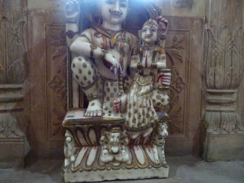 Diese Statue stellt die hinduistischen Gottheiten Vishnu und Lakshmi dar. Vishnu, der Erhalter des Universums, sitzt in einer k�niglichen Haltung, w�hrend seine Gemahlin Lakshmi, die G�ttin des Reichtums und Gl�cks, neben ihm kniet. Die Statue zeigt Vishn
