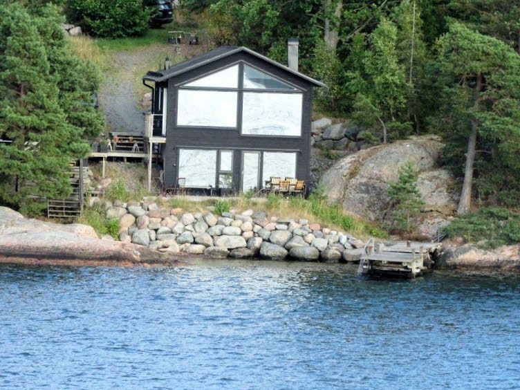 Dieses moderne Ferienhaus im skandinavischen Stil in den Stockholmer Sch�ren bietet mit seiner gro�en Glasfront einen fantastischen Panoramablick auf das Wasser