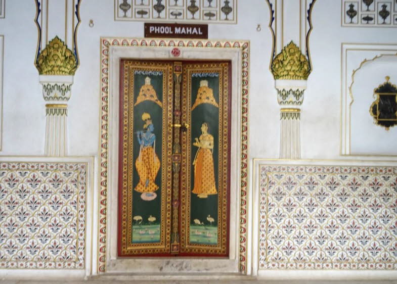 Eingang zum Phool Mahal (Blumenpalast) : Der Phool Mahal ist ein pr�chtig dekorierter Saal im Mehrangarh Fort in Jodhpur, Indien. Er gilt als der opulenteste Raum der Festung und wurde im 18. Jahrhundert von Maharaja Abhay Singh als privater Audienzsaal u