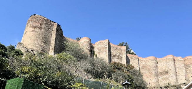 Festung Narikala: Narikala (georgisch: ???????a) ist ein altes Fort, das den Fluss Mtkwari (Kura) und die Hauptstadt Tiflis, Georgien, berblickt. Auf einem steilen Hgel zwischen den Schwefelbdern und den botanischen Grten von Tiflis befinden sich zweiY