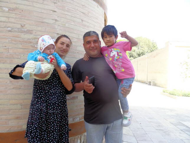 Freundliche Familie am 2023 10 04 Bukhara Schreine des Bukharian Sufismus