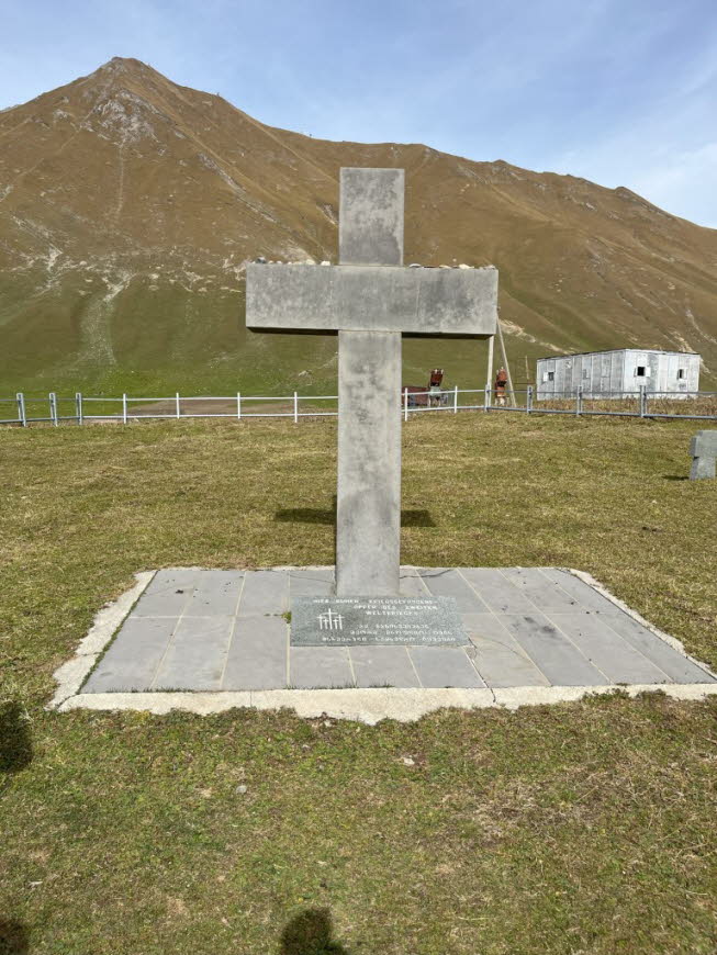 Friedhof am Kreuzpass, der Grber deutscher Kriegsgefangener enthlt. Friedhof der deutschen Soldaten: Der Kreuzpass ist ein Gebirgspass im nrdlichen Teil des Groen Kaukasus. Er verbindet das Tal des Terek-Oberlaufs mit dem brigen Land ber die Hauptst