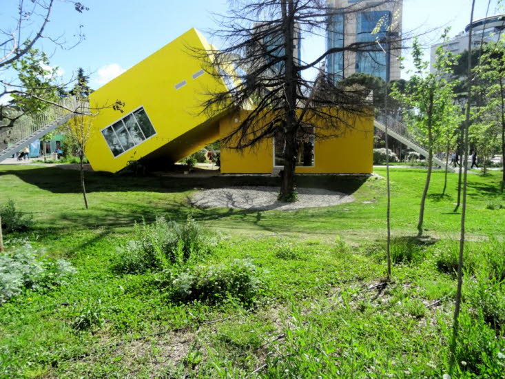 Gebude an der Pyramide von Tirana: Das Museum, das frher als Enver-Hoxha-Museum diente und sich im Herzen von Tirana befindet, wird ebenfalls Pyramide genannt. Das markante Gebude wurde 1988 vollendet. Das Museum wurde von einem Architektenteam entwo