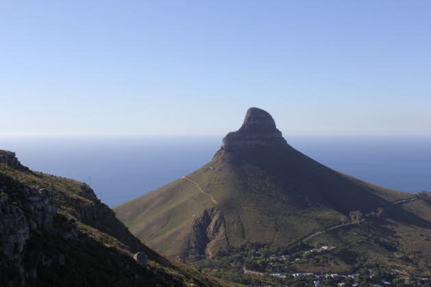 Der Tafelberg erhebt sich stolz als ikonisches Naturwunder im Herzen von Kapstadt, Sdafrika. Mit seinen atemberaubenden Ausblicken, der vielfltigen Flora und Fauna und seiner historischen Bedeutung hat es die Herzen von Millionen Besuchern aus der ganze